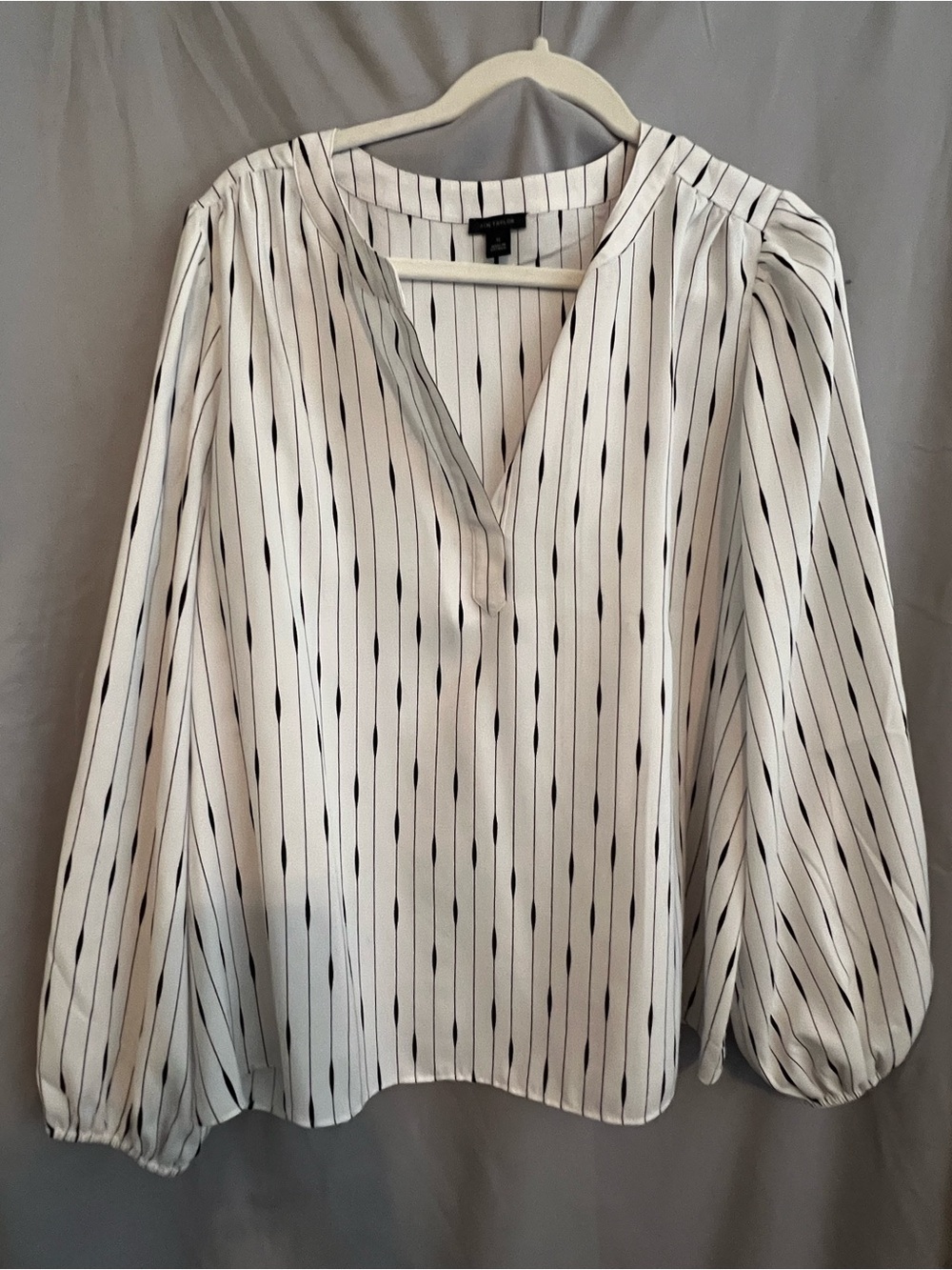 Ann Taylor White V-Neck Blouse with Black Vertical Pin Dots